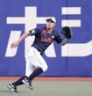 ライトで打球を追う佐藤輝