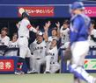 先制３ランを放った佐藤輝（７）を祝福する大谷（中央）ら日本ナイン（撮影・西岡正）