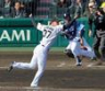 ７回、渡部聖の打球をキャッチする及川（撮影・立川洋一郎）