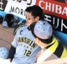 　５回を終えベンチに戻り、坂本（左）は才木と話をする