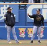 阪神・藤川球児監督（左）と話し込む阪神・坂本誠志郎＝ＺＯＺＯマリンスタジアム（撮影・山口登）