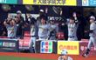 ２回、坂本の勝ち越し打に沸く森下（中央）ら阪神ナイン（撮影・山口登）