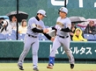 ５回、右越え本塁打を放ち、山崎２軍内野守備走塁コーチ（左）とタッチをかわす嶋村