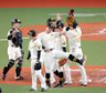 　接戦を制し、マウンドに集まって勝利を喜び合う佐藤輝（中央）ら阪神ナイン（撮影・立川洋一郎）