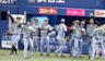 　10日中日戦の９回、逆転に歓喜する阪神ナイン