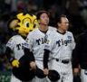 中日に勝利し、スタンドにあいさつする藤川監督（左）＝撮影・西田忠信
