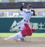 ２回、谷端と広島・前川が交錯する（撮影・坂部計介）