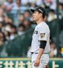 ６回、勝ち越しを許し、舌を出す大竹（撮影・田中太一）