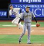 ５回、山本（奥）に２点適時二塁打を浴びる才木（撮影・伊藤笙子）
