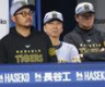 ９回、厳しい表情で前を見据える藤川監督（中央）＝撮影・西岡正