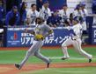 ８回、勝又（右）に適時打を浴びたドリス（撮影・伊藤笙子）