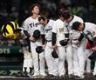 　延長の末、広島と引き分けに終わりスタンドに一礼する藤川監督（左）ら（撮影・西田忠信）