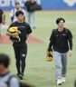 球場入りする森下（左）と中野（撮影・田中太一）
