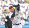 ３回、先制適時打を放った岡城は塁上で“Ｔポーズ”を決める（撮影・田中太一）