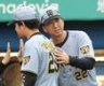 完封した高橋（左）を迎える藤川監督（撮影・西岡正）