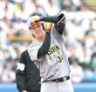 　３回、先制二塁打を放ち、塁上で“Ｔポーズ”を決める岡城（撮影・田中太一）