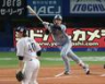 １回、適時を放つ小幡（撮影・金田祐二）