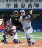 　１回、右前打を放つ岡城（撮影・金田祐二）