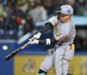 　７回、ソロを放つ佐藤輝（撮影・田中太一）