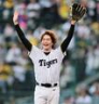 セレモニアルピッチを終え、声援に応えるＬＥ　ＶＥＬＶＥＴＳ　佐藤隆紀（撮影・田中太一）