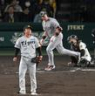３回、ダルベックに３ランを打たれる村上（撮影・飯室逸平）