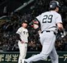 ３回、ダルベック（手前）に３ランを許す村上（撮影・田中太一）