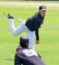高橋（手前）とキャッチボールをする下村（撮影・立川洋一郎）