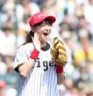 始球式を終え笑顔の坂本花織（撮影・西田忠信）