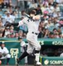８回、ソロを放つ佐藤輝（撮影・西田忠信）