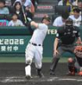 ８回、８号ソロを放つ佐藤輝（撮影・飯室逸平）