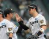 勝利後、藤川監督（左）とタッチを交わす佐藤輝（撮影・西田忠信）