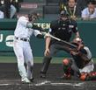 ７回、適時打を放つ高寺（撮影・飯室逸平）