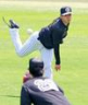 　高橋（手前）とキャッチボールをする下村（撮影・立川洋一郎）
