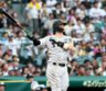 　８回、ソロを放つ佐藤輝（撮影・西田忠信）