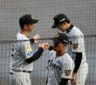 藤川監督（左）は完封勝利を飾った才木を祝福する（撮影・山口登）