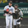 　５回、才木に声をかける梅野（撮影・飯室逸平）