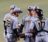 １回、藤川監督（左）から声をかけられる門別（撮影・西田忠信）