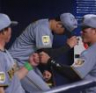 ４失点した初回を投げ終えベンチに戻る門別（撮影・西田忠信）