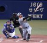 ３回、左前打を放つ森下（撮影・立川洋一郎）