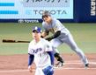 　１回、走者一掃の先制二塁打を放つ前川。投手中西（撮影・立川洋一郎）