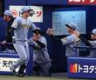 １回、左越えソロを放った森下を迎える藤川監督