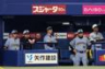 中日に連敗し、厳しい表情の藤川監督（中央）ら首脳陣（撮影・西田忠信）