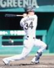 ６回、岡城は中前打を放つ（撮影・坂部計介）