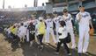 　野球教室を終え、子どもたちとタッチを交わす阪神ナイン（撮影・坂部計介）