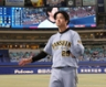 ３試合連続完封を果たし、声援に応える高橋（撮影・田中太一）