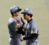 完封勝利を挙げ、藤川監督（左）とタッチを交わす高橋（撮影・西田忠信）