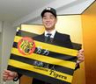 タイガースのフラッグに「努力」の文字を入れ活躍を誓う阪神ドラフト２位指名の亜大・高橋遥人（２０１７年１１月撮影）