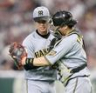 　今季初登板の巨人戦で完封勝利を挙げ、喜ぶ高橋（左）と伏見＝３月２８日