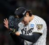 ８回を無失点で切り抜け、グラブをたたく工藤（撮影・西田忠信）