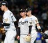 ４回に２点を失いベンチに戻る村上（中央）＝撮影・西田忠信